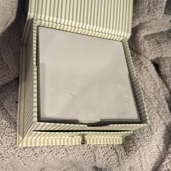 Nature’s Sketchbook by Marjolein Bastin sage green /cream keepsake and note box - Picture 4 of 13